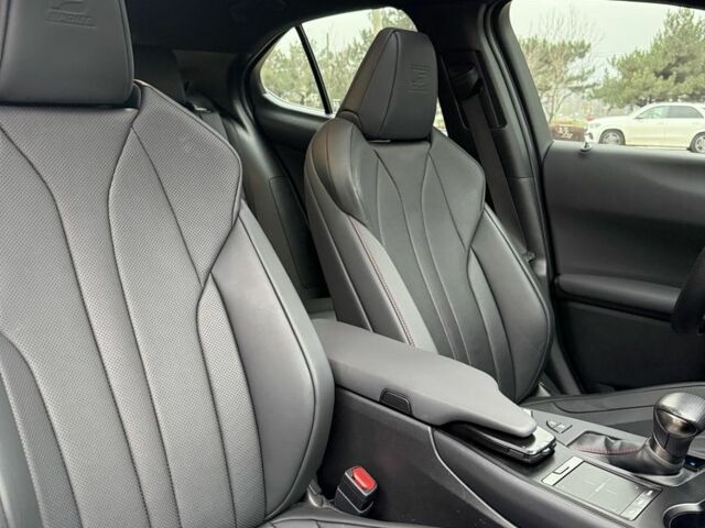 Сірий Лексус НХ, об'ємом двигуна 2 л та пробігом 35 тис. км за 29900 $, фото 1 на Automoto.ua