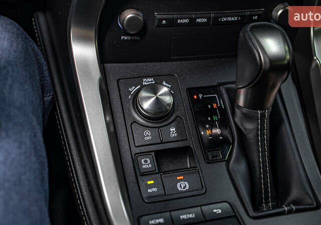 Сірий Лексус НХ, об'ємом двигуна 2 л та пробігом 29 тис. км за 35200 $, фото 26 на Automoto.ua