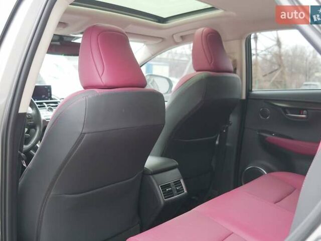 Сірий Лексус НХ, об'ємом двигуна 2 л та пробігом 41 тис. км за 31750 $, фото 10 на Automoto.ua