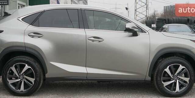 Сірий Лексус НХ, об'ємом двигуна 2 л та пробігом 41 тис. км за 31750 $, фото 3 на Automoto.ua