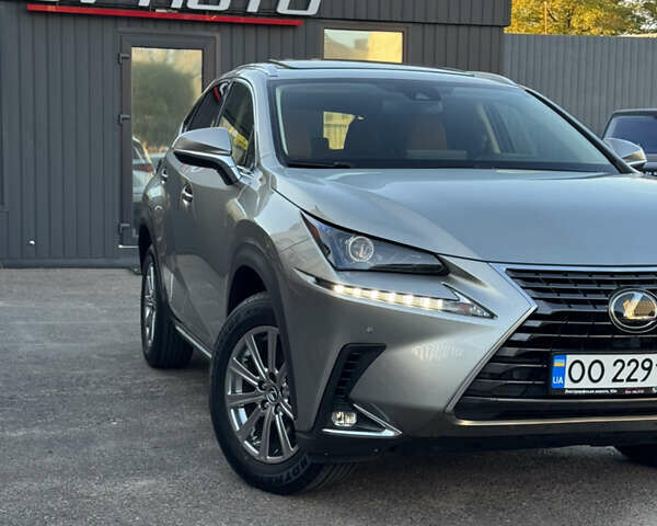 Серый Лексус НХ, объемом двигателя 2 л и пробегом 40 тыс. км за 29900 $, фото 3 на Automoto.ua