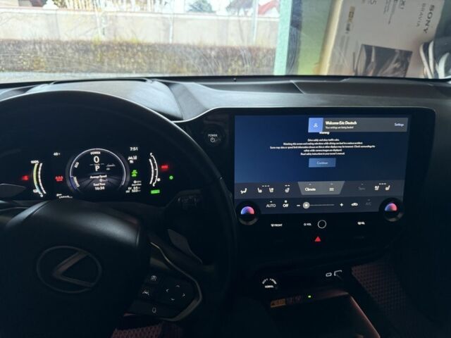 Сірий Лексус НХ, об'ємом двигуна 2.5 л та пробігом 51 тис. км за 54500 $, фото 1 на Automoto.ua