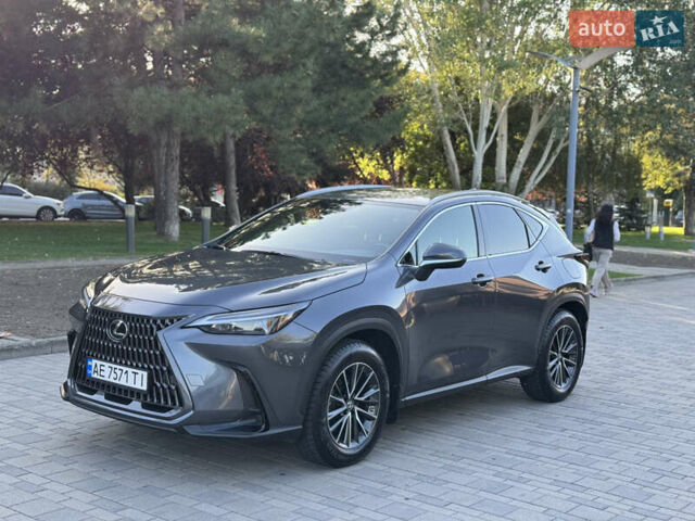 Сірий Лексус НХ, об'ємом двигуна 2 л та пробігом 39 тис. км за 42500 $, фото 2 на Automoto.ua