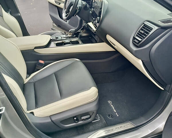 Лексус НХ 2023 в Киеве на Automoto.ua Серый Лексус НХ, объемом двигателя 2.49 л и пробегом 22 тыс. км за 48500 $, фото 28 на Automoto.ua