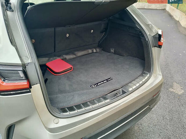 Лексус НХ 2023 в Киеве на Automoto.ua Серый Лексус НХ, объемом двигателя 2.49 л и пробегом 22 тыс. км за 48500 $, фото 13 на Automoto.ua