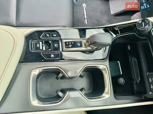 Лексус НХ 2023 в Киеве на Automoto.ua Серый Лексус НХ, объемом двигателя 2.49 л и пробегом 22 тыс. км за 48500 $, фото 25 на Automoto.ua