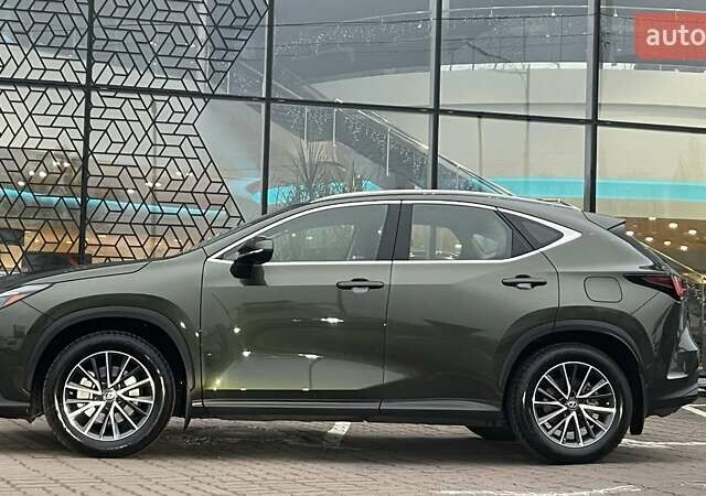 Зеленый Лексус НХ, объемом двигателя 1.99 л и пробегом 45 тыс. км за 40326 $, фото 2 на Automoto.ua