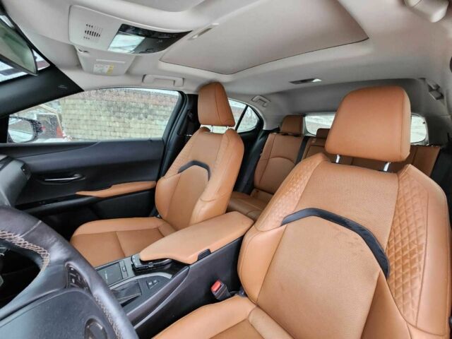 Оранжевый Лексус НХ, объемом двигателя 2 л и пробегом 79 тыс. км за 12500 $, фото 8 на Automoto.ua