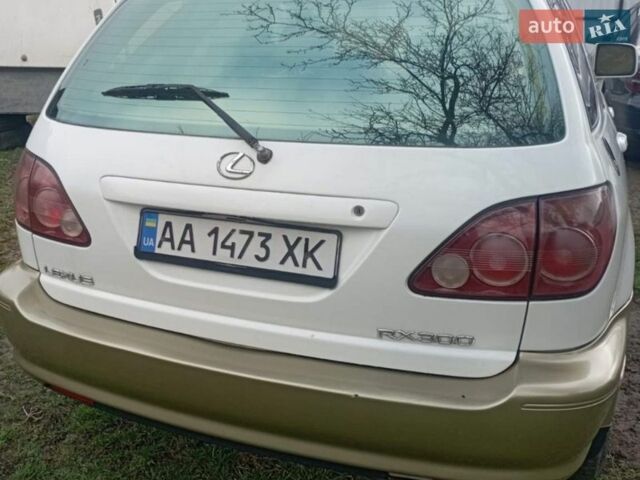 Белый Лексус РХ, объемом двигателя 3 л и пробегом 300 тыс. км за 2800 $, фото 3 на Automoto.ua