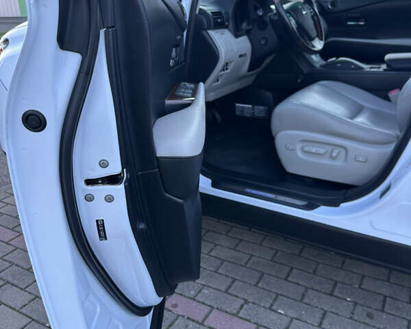 Лексус РХ 2009 у Виноградове на Automoto.ua Білий Лексус РХ, об'ємом двигуна 3.5 л та пробігом 183 тис. км за 18900 $, фото 15 на Automoto.ua