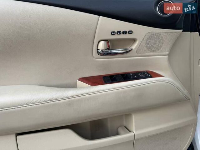 Лексус РХ 2009 в Днепре (Днепропетровске) на Automoto.ua Белый Лексус РХ, объемом двигателя 3.46 л и пробегом 210 тыс. км за 15500 $, фото 9 на Automoto.ua