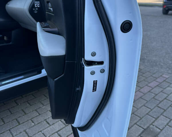 Лексус РХ 2009 у Виноградове на Automoto.ua Білий Лексус РХ, об'ємом двигуна 3.5 л та пробігом 183 тис. км за 18900 $, фото 14 на Automoto.ua