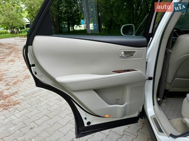 Белый Лексус РХ, объемом двигателя 3.5 л и пробегом 179 тыс. км за 15700 $, фото 42 на Automoto.ua