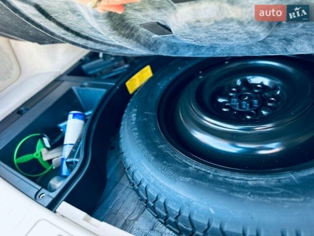 Белый Лексус РХ, объемом двигателя 3.46 л и пробегом 175 тыс. км за 15600 $, фото 94 на Automoto.ua