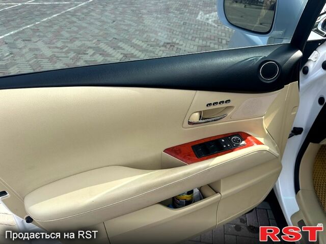 Белый Лексус РХ, объемом двигателя 3.5 л и пробегом 210 тыс. км за 17500 $, фото 4 на Automoto.ua