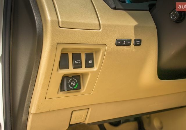 Белый Лексус РХ, объемом двигателя 3.46 л и пробегом 200 тыс. км за 20000 $, фото 9 на Automoto.ua