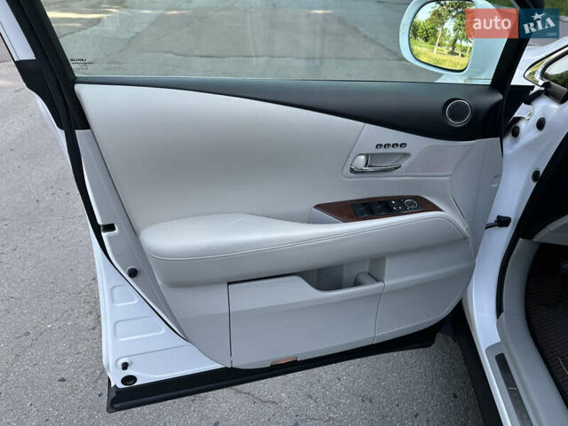 Белый Лексус РХ, объемом двигателя 3.5 л и пробегом 127 тыс. км за 19500 $, фото 4 на Automoto.ua