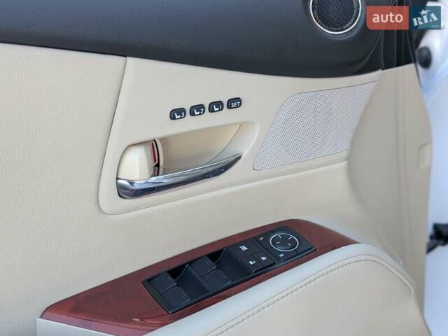 Белый Лексус РХ, объемом двигателя 3.5 л и пробегом 212 тыс. км за 16700 $, фото 52 на Automoto.ua