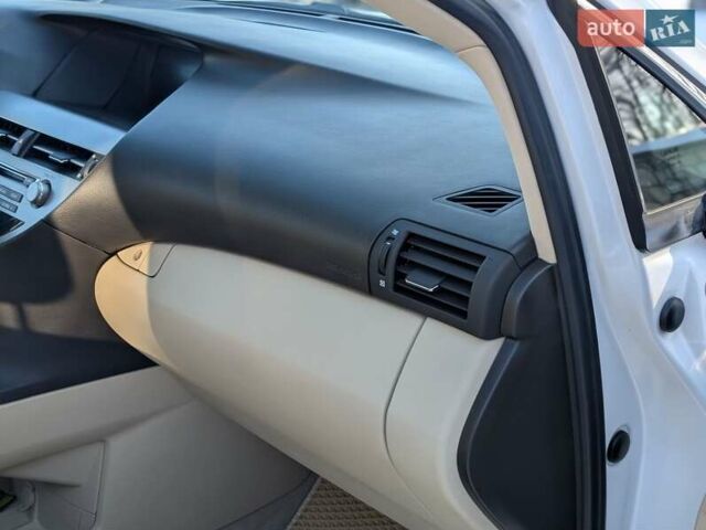 Белый Лексус РХ, объемом двигателя 3.5 л и пробегом 212 тыс. км за 16700 $, фото 79 на Automoto.ua