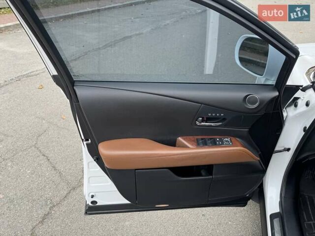 Белый Лексус РХ, объемом двигателя 3.5 л и пробегом 198 тыс. км за 17800 $, фото 1 на Automoto.ua