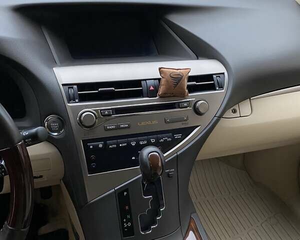 Белый Лексус РХ, объемом двигателя 3.46 л и пробегом 137 тыс. км за 25000 $, фото 6 на Automoto.ua