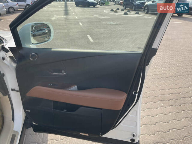 Белый Лексус РХ, объемом двигателя 3.5 л и пробегом 190 тыс. км за 18500 $, фото 30 на Automoto.ua