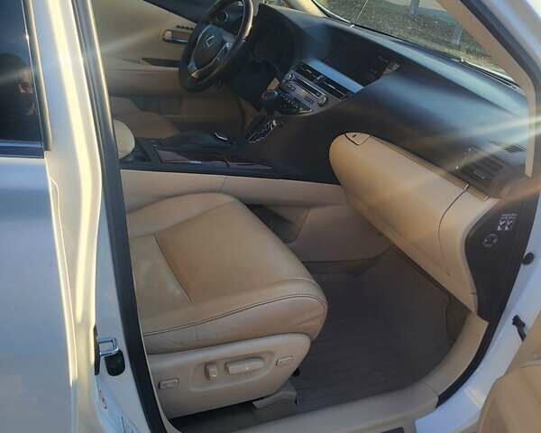 Белый Лексус РХ, объемом двигателя 3.5 л и пробегом 237 тыс. км за 21999 $, фото 1 на Automoto.ua