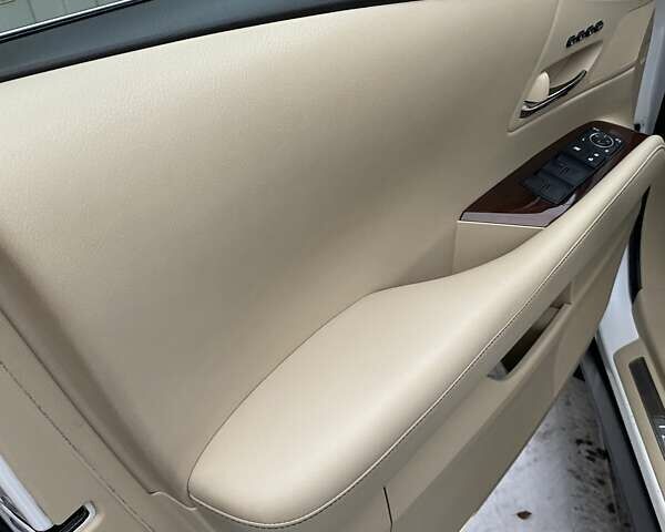 Белый Лексус РХ, объемом двигателя 3.46 л и пробегом 137 тыс. км за 25000 $, фото 10 на Automoto.ua