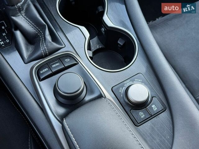 Білий Лексус РХ, об'ємом двигуна 2 л та пробігом 209 тис. км за 26950 $, фото 70 на Automoto.ua