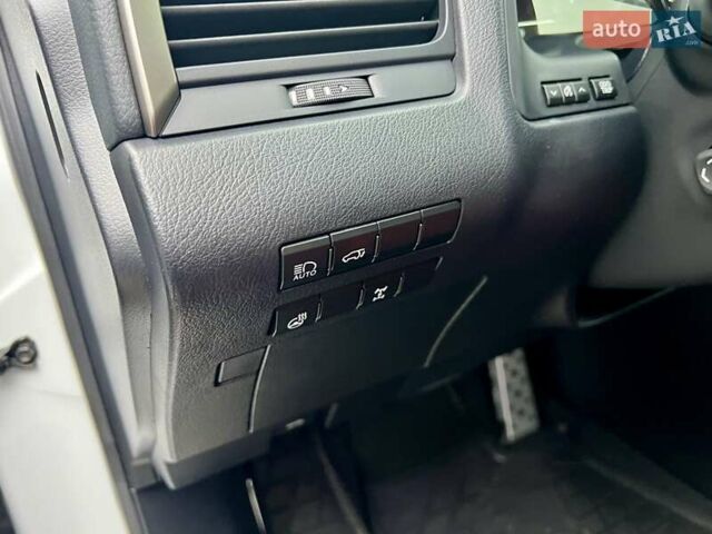 Белый Лексус РХ, объемом двигателя 2 л и пробегом 69 тыс. км за 31900 $, фото 18 на Automoto.ua