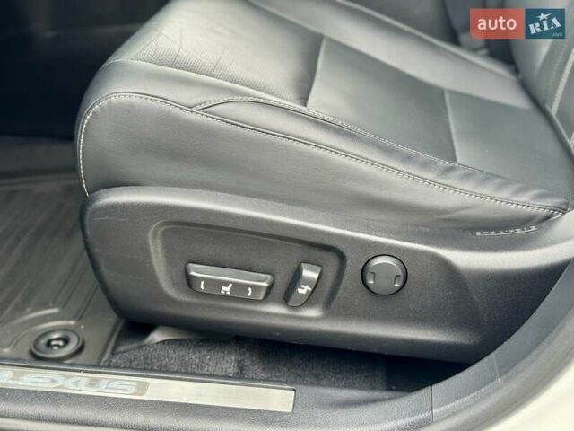 Білий Лексус РХ, об'ємом двигуна 2 л та пробігом 70 тис. км за 32900 $, фото 33 на Automoto.ua