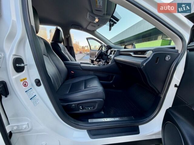 Белый Лексус РХ, объемом двигателя 2 л и пробегом 71 тыс. км за 31900 $, фото 48 на Automoto.ua