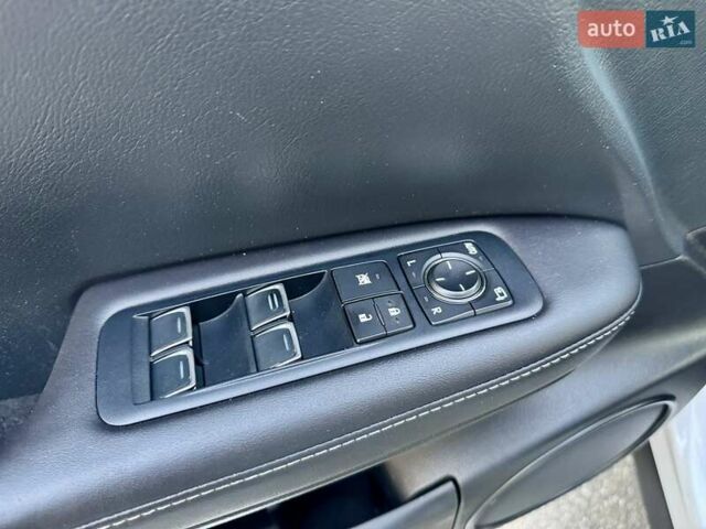 Білий Лексус РХ, об'ємом двигуна 2 л та пробігом 70 тис. км за 32900 $, фото 31 на Automoto.ua