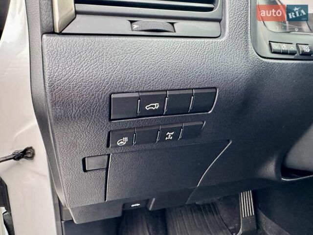 Білий Лексус РХ, об'ємом двигуна 2 л та пробігом 70 тис. км за 32900 $, фото 34 на Automoto.ua