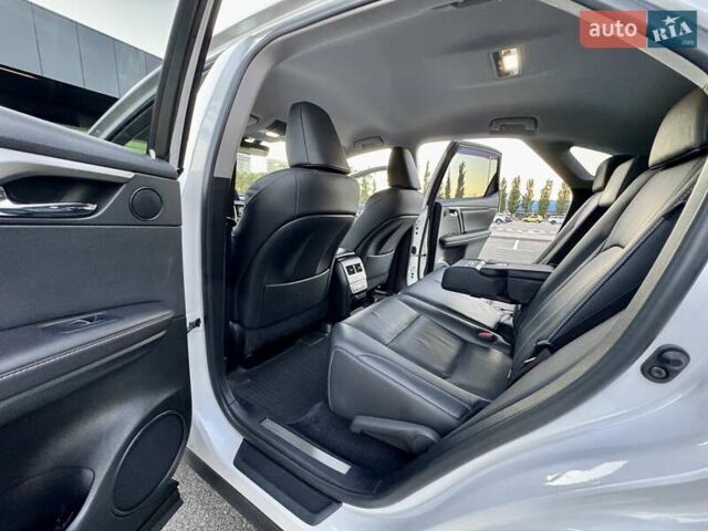 Білий Лексус РХ, об'ємом двигуна 2 л та пробігом 70 тис. км за 32900 $, фото 34 на Automoto.ua