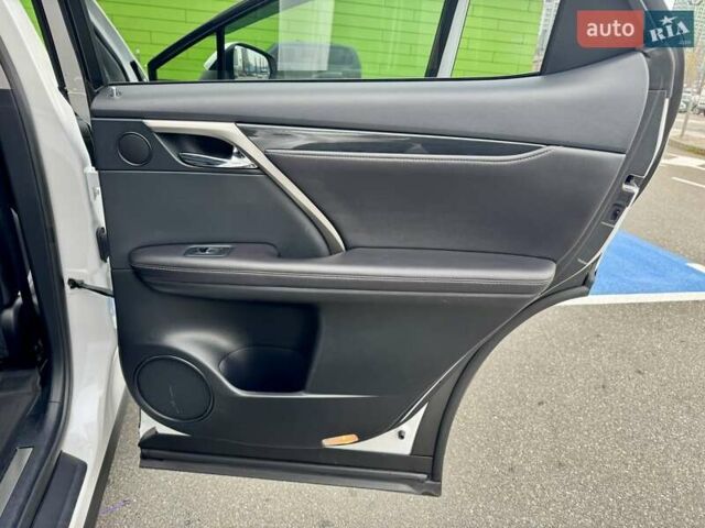 Білий Лексус РХ, об'ємом двигуна 2 л та пробігом 70 тис. км за 32900 $, фото 43 на Automoto.ua