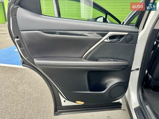 Білий Лексус РХ, об'ємом двигуна 2 л та пробігом 70 тис. км за 32900 $, фото 40 на Automoto.ua