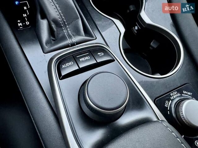 Білий Лексус РХ, об'ємом двигуна 2 л та пробігом 70 тис. км за 32900 $, фото 57 на Automoto.ua