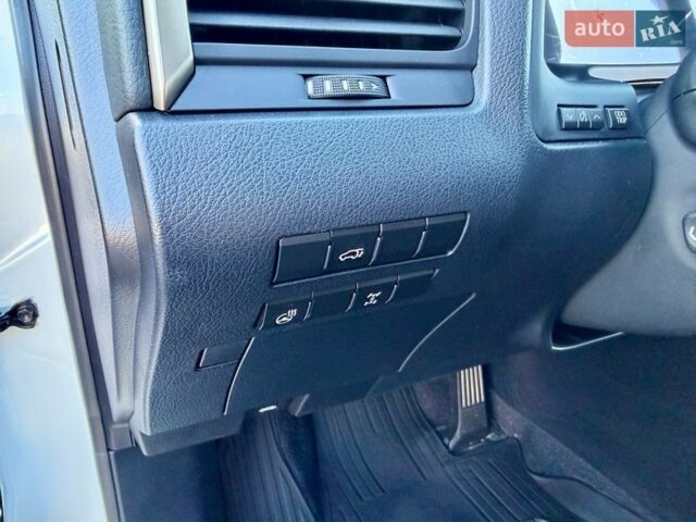 Белый Лексус РХ, объемом двигателя 2 л и пробегом 71 тыс. км за 31900 $, фото 36 на Automoto.ua