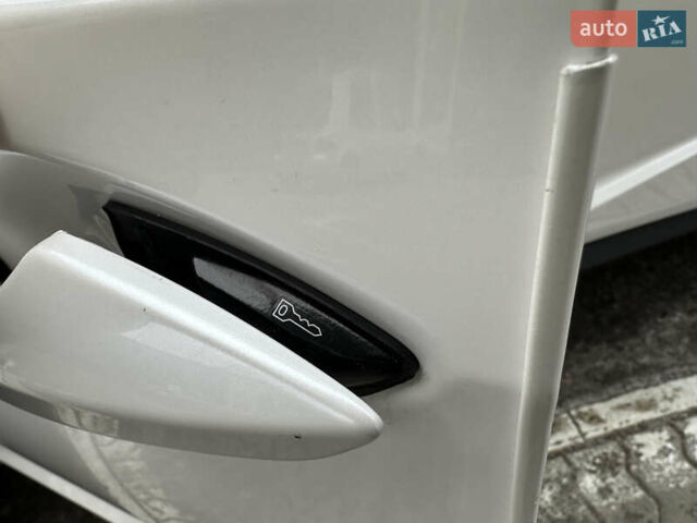 Белый Лексус РХ, объемом двигателя 3.5 л и пробегом 143 тыс. км за 33500 $, фото 86 на Automoto.ua