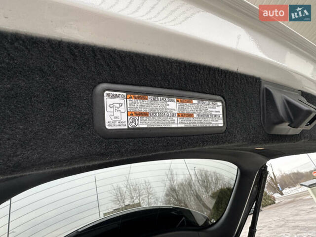 Белый Лексус РХ, объемом двигателя 3.5 л и пробегом 143 тыс. км за 33500 $, фото 136 на Automoto.ua