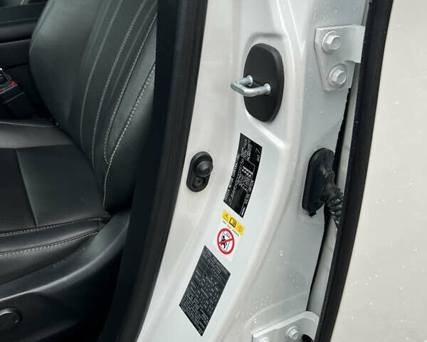 Белый Лексус РХ, объемом двигателя 2 л и пробегом 68 тыс. км за 29700 $, фото 19 на Automoto.ua