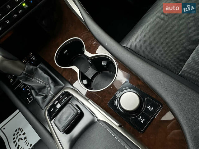 Белый Лексус РХ, объемом двигателя 3.5 л и пробегом 143 тыс. км за 33500 $, фото 131 на Automoto.ua