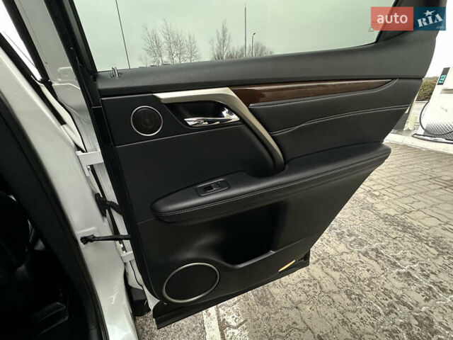 Белый Лексус РХ, объемом двигателя 3.5 л и пробегом 143 тыс. км за 33500 $, фото 140 на Automoto.ua