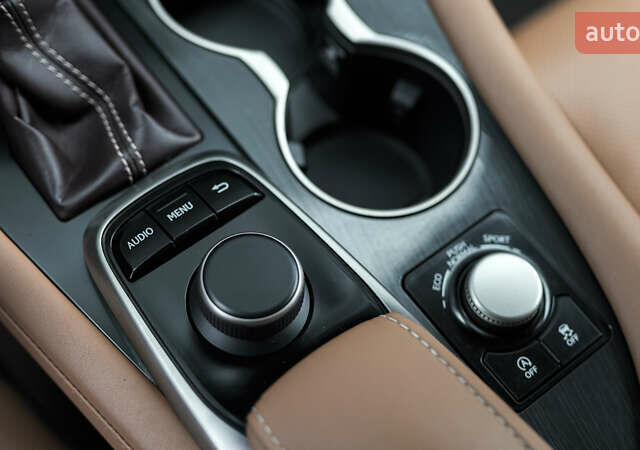 Белый Лексус РХ, объемом двигателя 2 л и пробегом 122 тыс. км за 31403 $, фото 31 на Automoto.ua