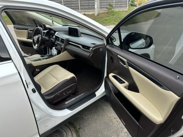 Лексус РХ 2018 в Кельменцах на Automoto.ua Белый Лексус РХ, объемом двигателя 2 л и пробегом 155 тыс. км за 32500 $, фото 5 на Automoto.ua