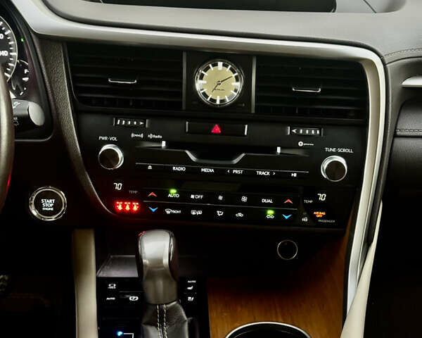 Белый Лексус РХ, объемом двигателя 3.46 л и пробегом 135 тыс. км за 32000 $, фото 27 на Automoto.ua