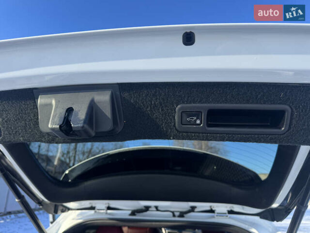 Білий Лексус РХ, об'ємом двигуна 3.46 л та пробігом 131 тис. км за 33500 $, фото 16 на Automoto.ua