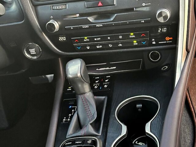 Белый Лексус РХ, объемом двигателя 2 л и пробегом 158 тыс. км за 32000 $, фото 2 на Automoto.ua