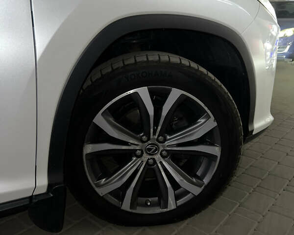 Белый Лексус РХ, объемом двигателя 2 л и пробегом 68 тыс. км за 37000 $, фото 3 на Automoto.ua